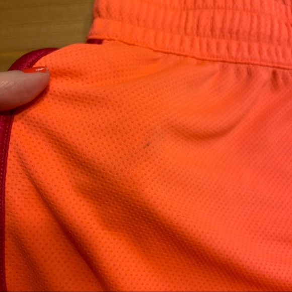 Coral Under Armour semi-fitted shorts GUC - Picture 2 of 4